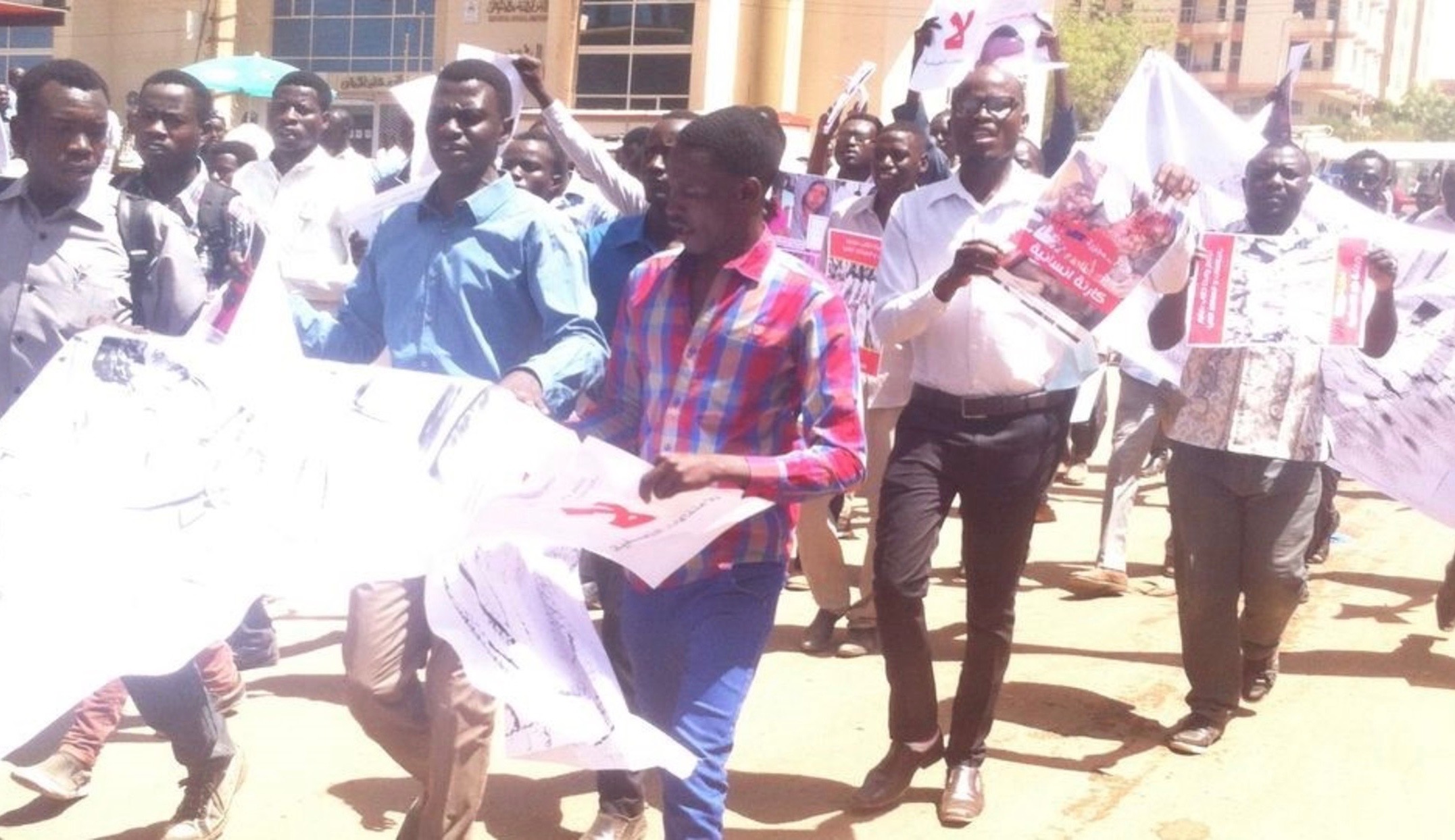 Studierende aus Darfur demonstrieren im Juni 2016 in Khartum gegen rechtswidrige Tötungen