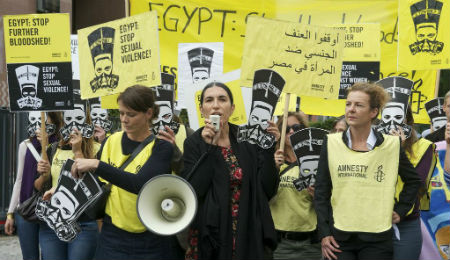 Amnesty-Aktion vor der ägyptischen Botschaft in Berlin am 19.08.2013 (Bildmitte: Amnesty-Generalsekretärin Selmin Çalışkan)