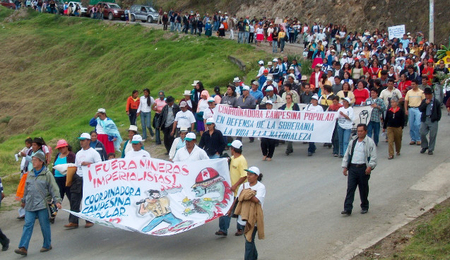 Protestmarsch der Organisation "Coordinadora Nacional por la Defensa de la Vida y la Soberanía" in der Provinz Azuay
