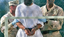 US-Soldaten eskortieren Guantánamo-Häftling im Camp Delta