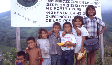 Eine Gruppe von Kindern aus der Friedensgemeinde San José de Apartadó