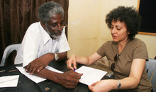 Dr. Mudawi Ibrahim, Leiter von SUDO, im Gespräch mit Irene Khan, ehemalige Generalsekretärin von Amnesty International