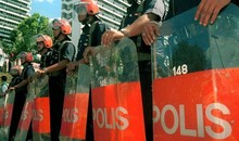 Polizisten in Malaysia: Mit Schild und Schlagstöcken bewaffnet