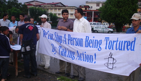 Aktivisten der nepalesischen Amnesty-Sektion bei einer Mahnwache gegen Folter in Kathmandu, 2005