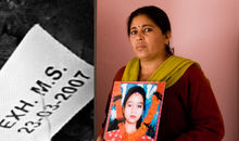Devi Sunuwar mit einem Foto ihrer Tochter Maina