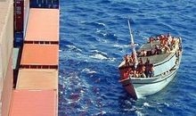 Hilflos: Flüchtlinge in einer Fähre vor Australien