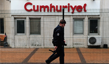 Ein Polizist läuft am Gebäude der Cumhuriyet-Redaktion in Istanbul vorbei am 14. Januar 2015