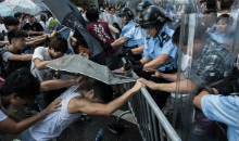 Mit Regenschirmen schützen sich die Demonstrierenden Hong Kongs gegen das Tränengas und Pfefferspray der Polizei