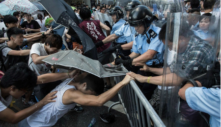 Mit Regenschirmen schützen sich die Demonstrierenden Hong Kongs gegen das Tränengas und Pfefferspray der Polizei