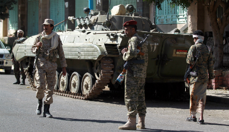 Jemenitische, Huthi-nahe Soldaten patroullieren vor dem Präsidentenpalast in Sanaa