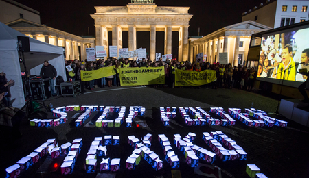 Mit einer Lichtinstallation demonstrieren junge Amnesty-Aktivist_innen im November 2014 für ein Ende der Folter in Mexiko