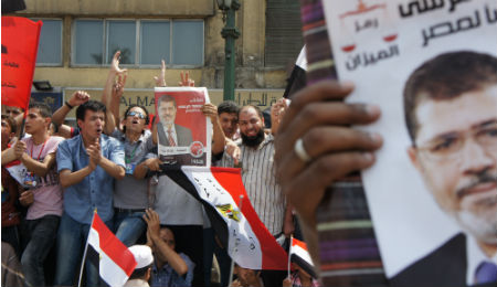 Anhänger von Präsident Mursi auf dem Tahrir-Platz in Kairo