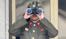 Ein nordkoreanischer Soldat bewacht die Grenze der Demokratischen Volksrepublik Korea