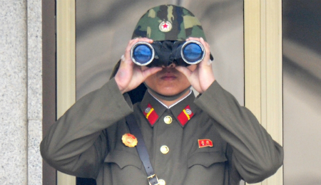 Ein nordkoreanischer Soldat bewacht die Grenze der Demokratischen Volksrepublik Korea