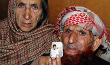 Die Eltern von Shafqat Hussain mit einem Foto ihres Sohnes