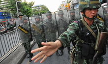Soldaten der thailändischen Armee rücken in Bangkok gegen eine Anti-Militärputsch-Demo vor
