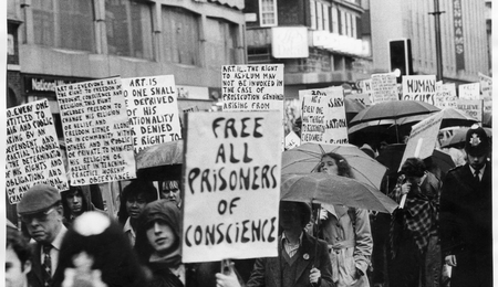 Kundgebung von Amnesty International zum Tag der Menschenrechte 1978 in London. 