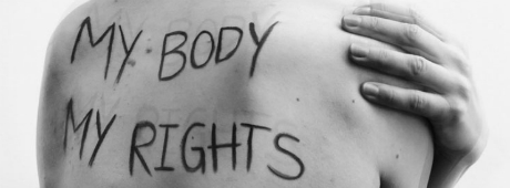 Aufnahme eines Rückens, auf dem geschrieben steht: "My body, my rights". Die fotografierte Person fasst sich mit der linken Hand an die rechte Schulter.