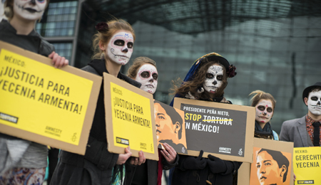 Protest-Aktion vor dem Berliner Hauptbahnhof anlässlich des Deutschland-Besuches von Mexikos Präsident Enrique Peña Nieto im April 2016