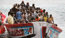 Flüchtlingsboot nahe der kanarischen Inseln im Juni 2008