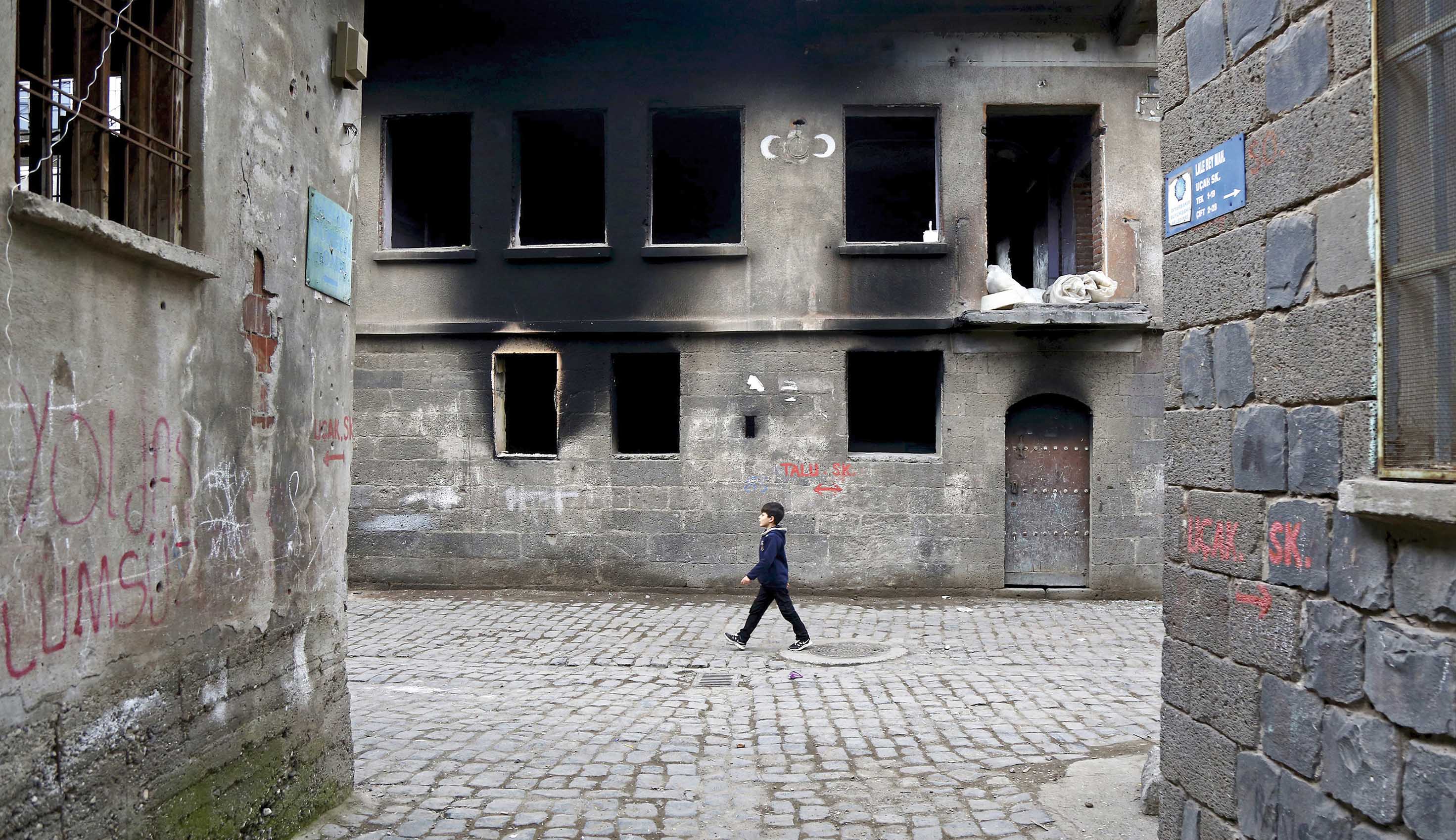 Leben in Ruinen. Kurdischer Junge in Sur, dem Altstadtviertel von Diyarbakır im Südosten der Türkei