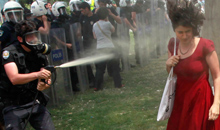 Übermäßige Polizeigewalt: Einsatz von Tränengas gegen Demonstrantin am Taksim-Platz in Istanbul, 28.5.2013