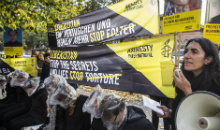 Amnesty-Aktivisten demonstrieren mit Selmin Çalışkan vor der usbekischen Botschaft in Berlin 