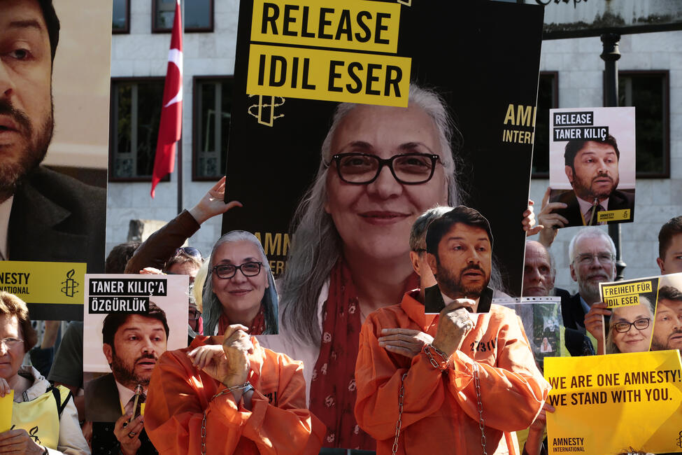 Menschen halten Protestschilder in die Höhe