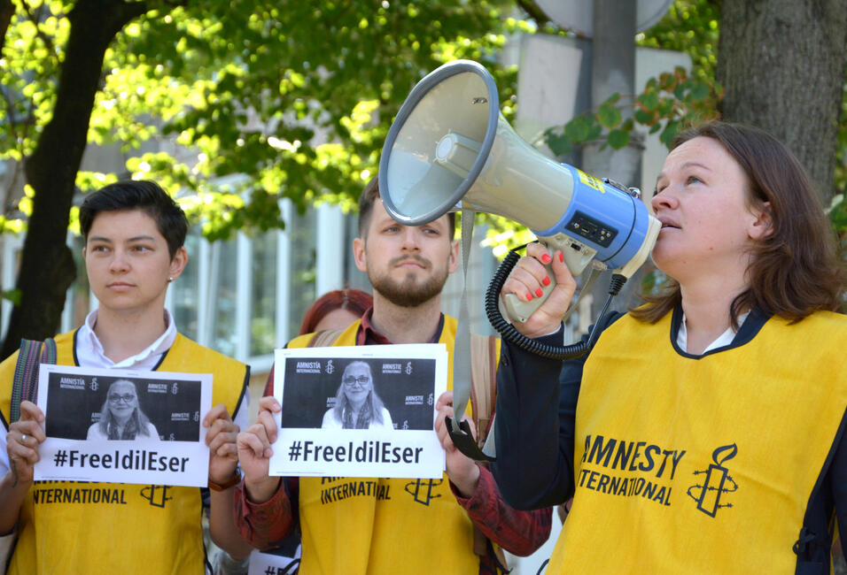 Amnesty-Aktion vor der türkischen Botschaft in Kiew.