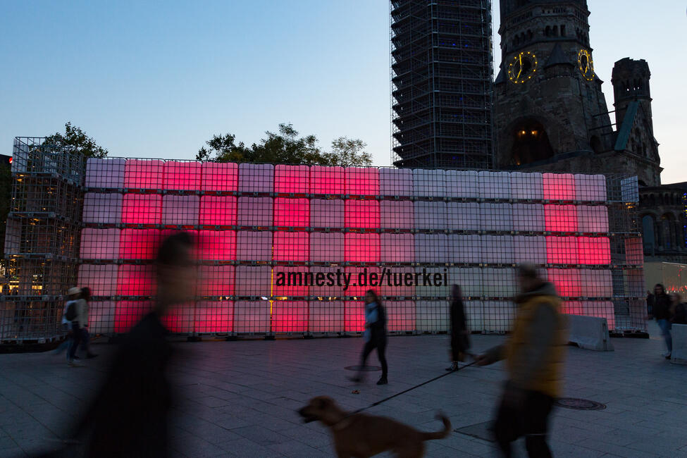 Lichtinstallation „Freiheit“ für inhaftierte Menschenrechtsverteidiger in der Türkei