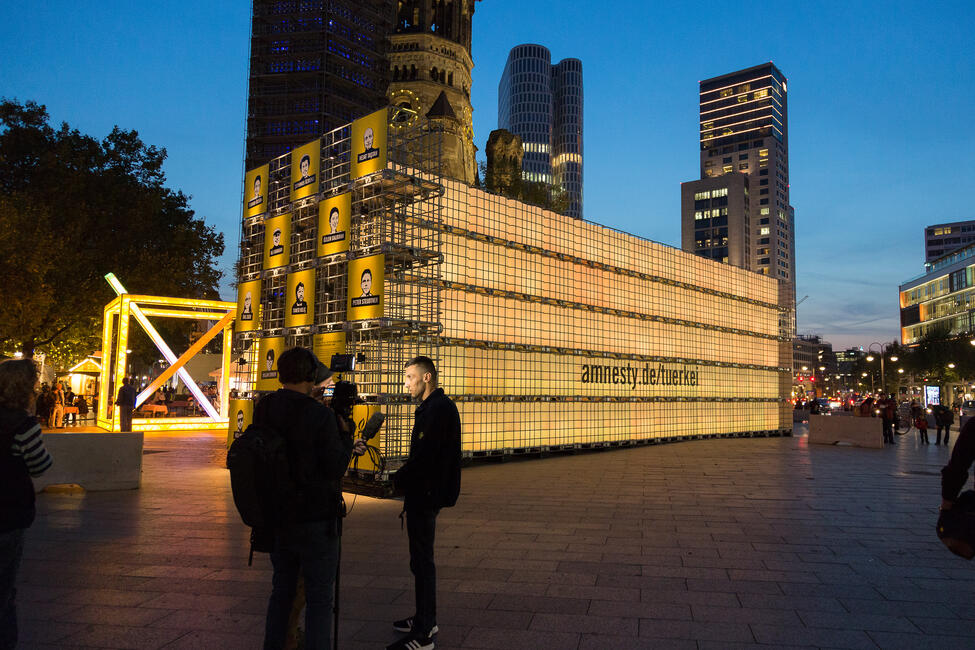 Lichtinstallation „Freiheit“ für inhaftierte Menschenrechtsverteidiger in der Türkei