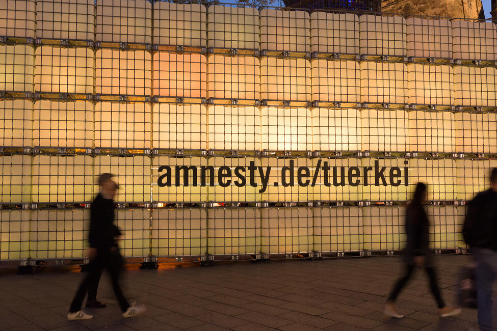 Lichtinstallation „Freiheit“ für inhaftierte Menschenrechtsverteidiger in der Türkei