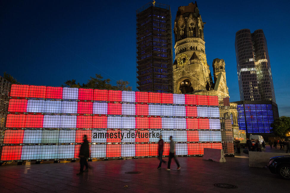 Lichtinstallation „Freiheit“ für inhaftierte Menschenrechtsverteidiger in der Türkei