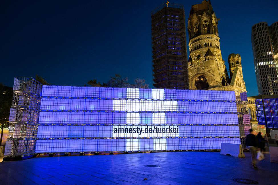 Lichtinstallation „Freiheit“ für inhaftierte Menschenrechtsverteidiger in der Türkei