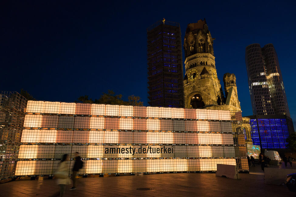 Lichtinstallation „Freiheit“ für inhaftierte Menschenrechtsverteidiger in der Türkei