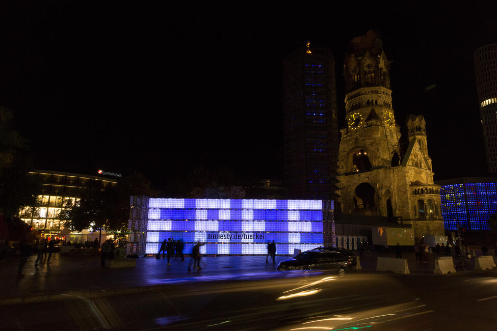 Lichtinstallation „Freiheit“ für inhaftierte Menschenrechtsverteidiger in der Türkei