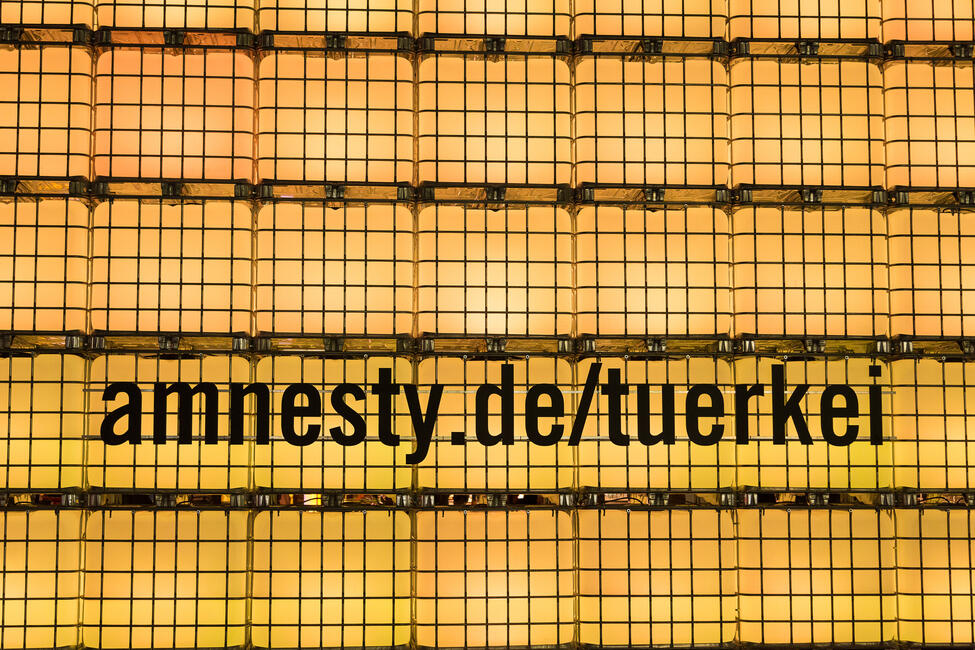 Lichtinstallation „Freiheit“ für inhaftierte Menschenrechtsverteidiger in der Türkei