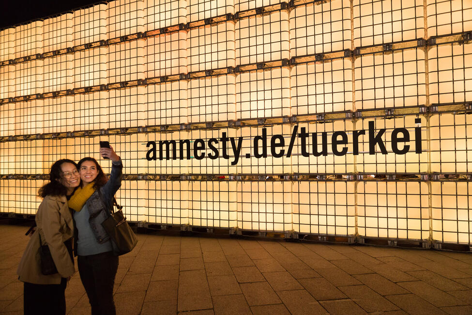 Lichtinstallation „Freiheit“ für inhaftierte Menschenrechtsverteidiger in der Türkei