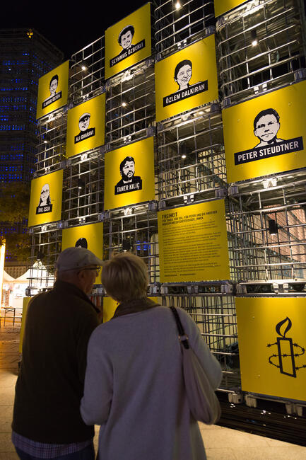 Lichtinstallation „Freiheit“ für inhaftierte Menschenrechtsverteidiger in der Türkei