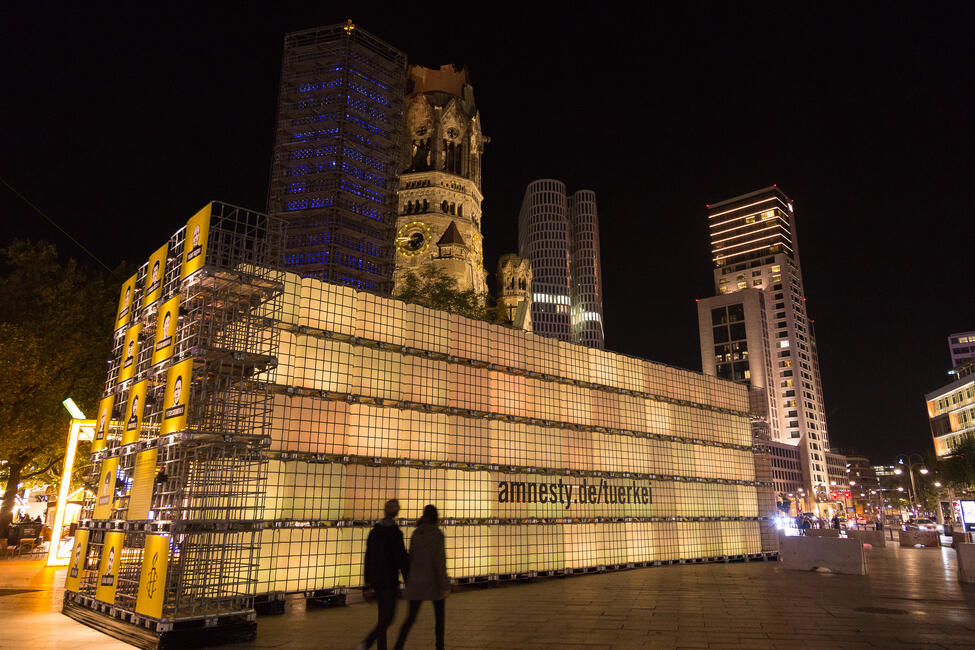 Lichtinstallation „Freiheit“ für inhaftierte Menschenrechtsverteidiger in der Türkei