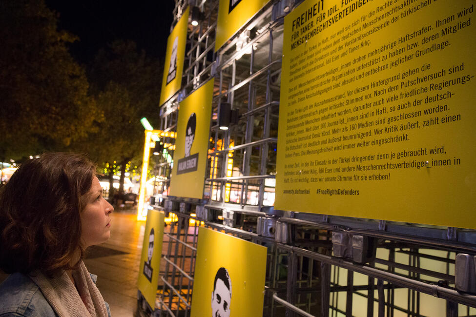 Lichtinstallation „Freiheit“ für inhaftierte Menschenrechtsverteidiger in der Türkei