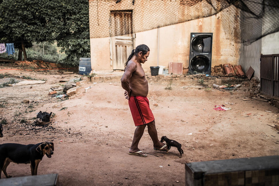 Lirio Krenak spielt mit einem Hundewelpen