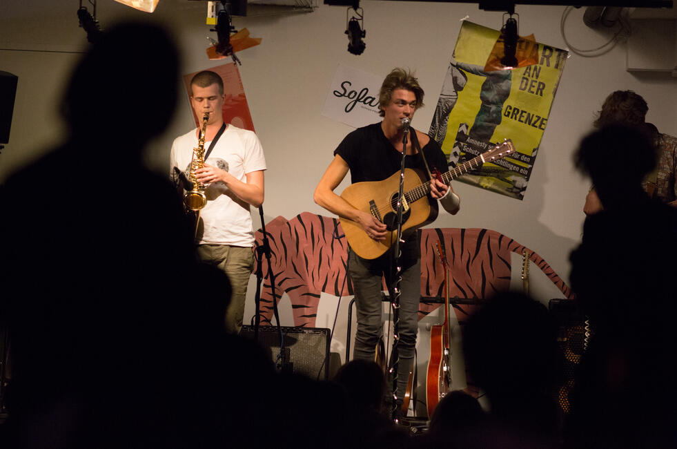 Auftritt von The Informal Thief bei dem "Give A Home" Konzert im MindSpace, Berlin, am 20. September