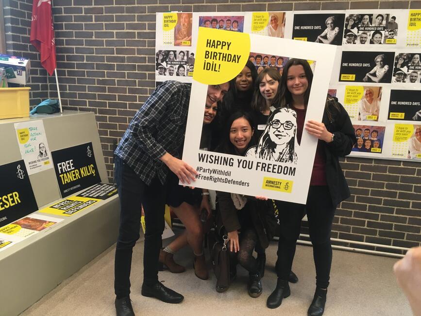 Amnesty-Aktion in Großbritannien anlässlich İdil Esers Geburtstag am 14. Oktober