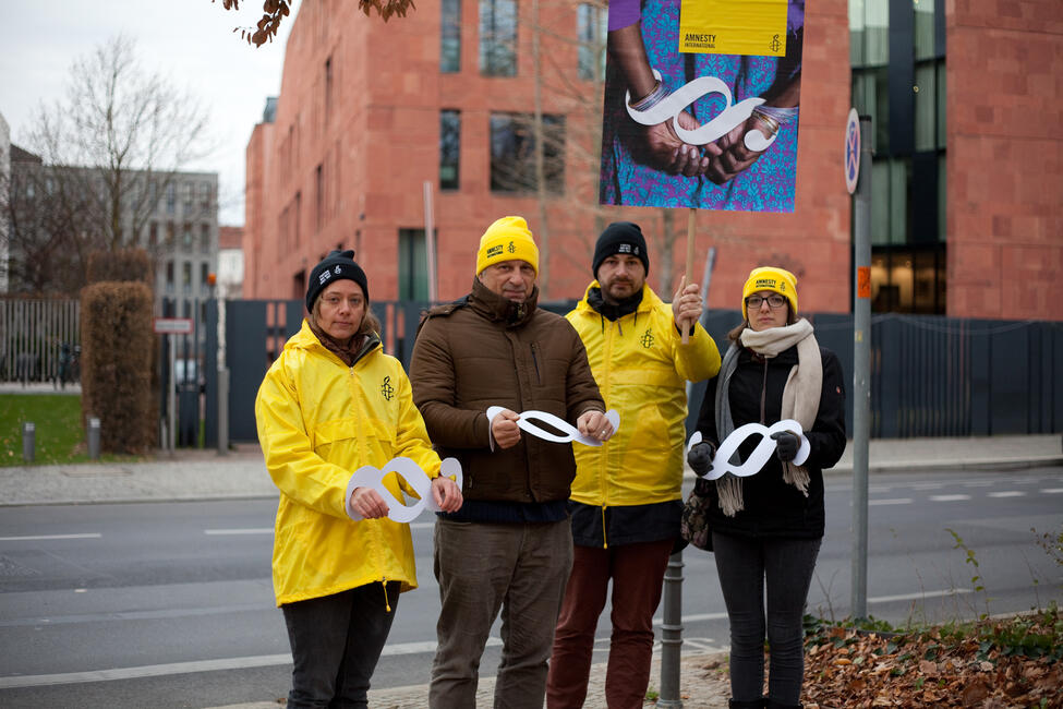 Vier Menschen mit einem Schild