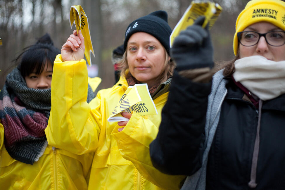 Drei Frauen werfen einen Pepierflieger