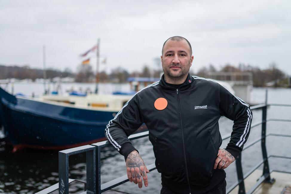 Porträtbild eines Mannes vor einem Boot