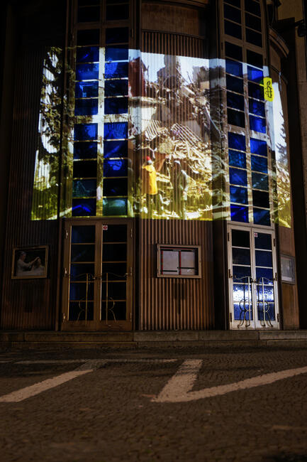 Das Bild zeigt eine Gebäude bei Nacht, das angestrahlt wird.