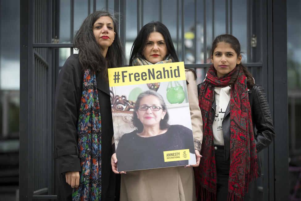 Forderten bei der Amnesty-Aktion am 16. Oktober 2023 in Berlin die Freilassung von Nahid Taghavi: Mariam Claren (Tochter von Nahid Taghavi, Mitte) mit den Aktivistinnen Mina Khani und Daniela Sepehri