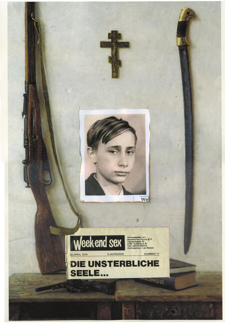 Das Kunstwerk zeigt ein Proträtfoto des jungen Wladimir Putin an einer Wand. Links davon hängt ein Gewehr und rechts davon ein Säbel. Über dem Foto hängt ein Kreuz.